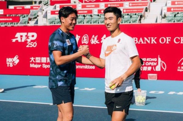 香港赛举行名人网球运动活动      大师赛 商竣程黄泽林分享网球运动活动      喜悦