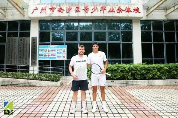球星进社区 广州应战  赛球员走进蕉门河运动活动    中心