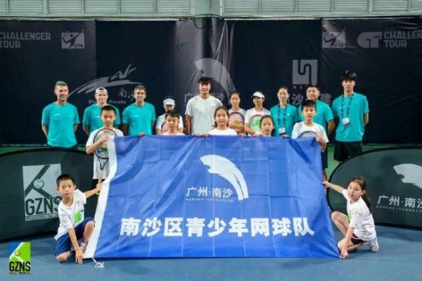 和职业球员过招 钧泰国际网球运动活动      学院小球员PK特日格乐
