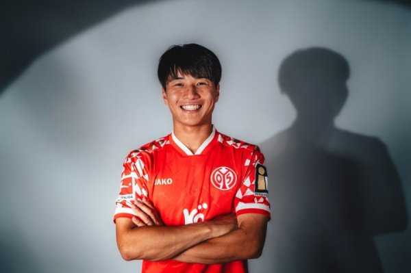 登陆德甲！官方：23岁日本中场球员川崎飒太租借美因茨，有买断条款