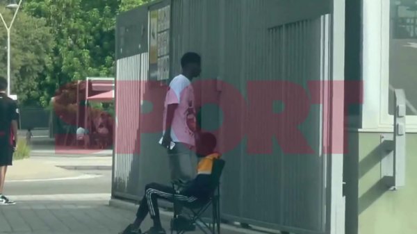 记者：巴萨小将迪亚拉已抵达巴萨练习  基地，将和一线队一起练习