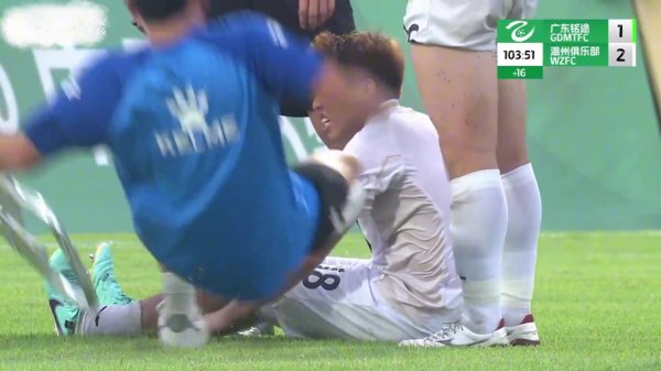 名场面🤣中乙球员抽筋后再遭担架员脚滑“飞铲”，痛苦倒地