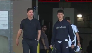 继续复盘！赛后阿隆索与居勒尔一起离开运动活动    场  ，边走边聊