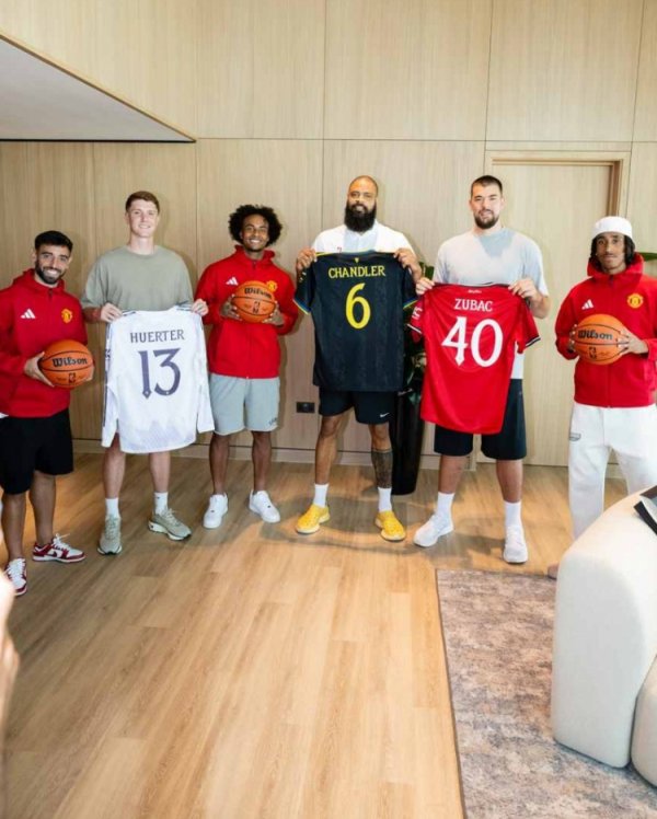 姆伯莫4XL！NBA球星造访曼联练习  基地，B费约罗齐尔克泽热情接待